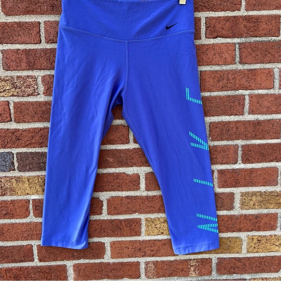 Nike Womens Athletic Tight Fit Power Legend Capris Pants Urban Lilac Medium - Picture 1 of 8